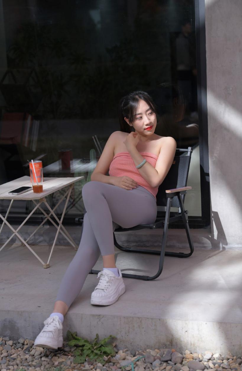 瑜伽褲妹子，聞一聞舔一舔[27P]