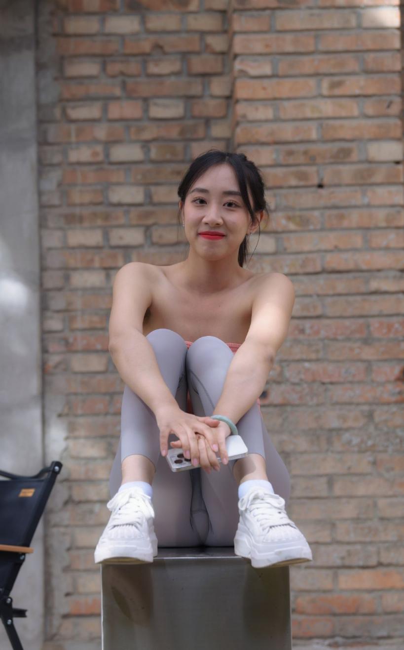 瑜伽褲妹子，聞一聞舔一舔[27P]
