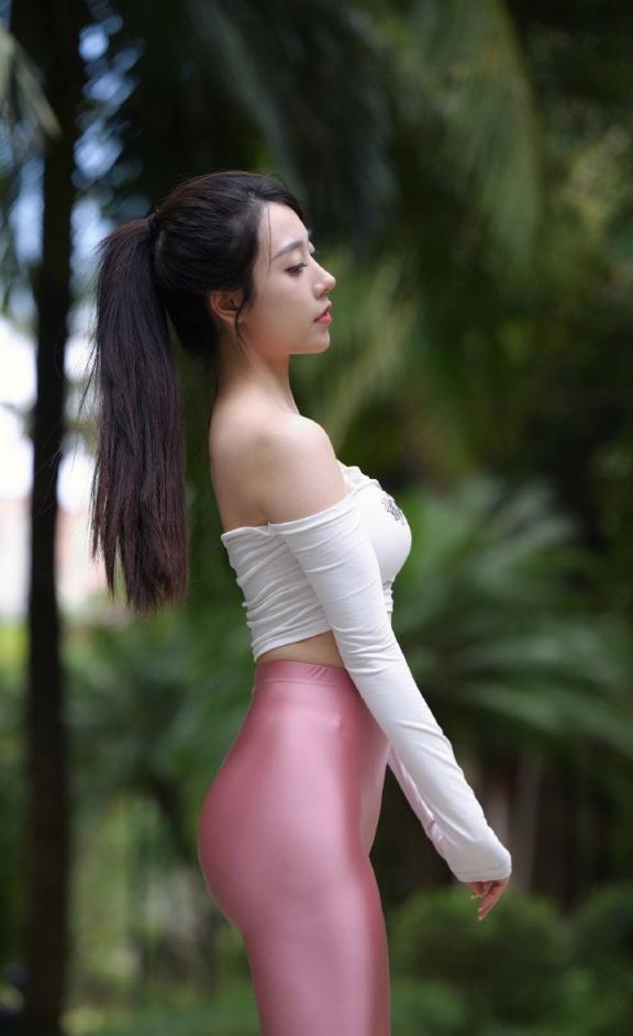 瑜伽褲妹子，聞一聞舔一舔[27P]