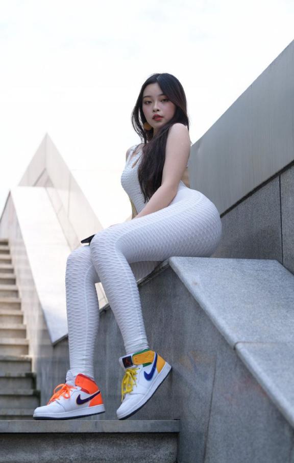 瑜伽褲妹子，聞一聞舔一舔[27P]