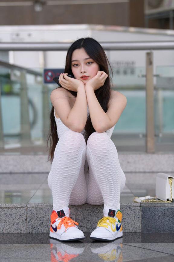 瑜伽褲妹子，聞一聞舔一舔[27P]