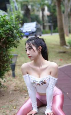瑜伽褲妹子，聞一聞舔一舔[27P]
