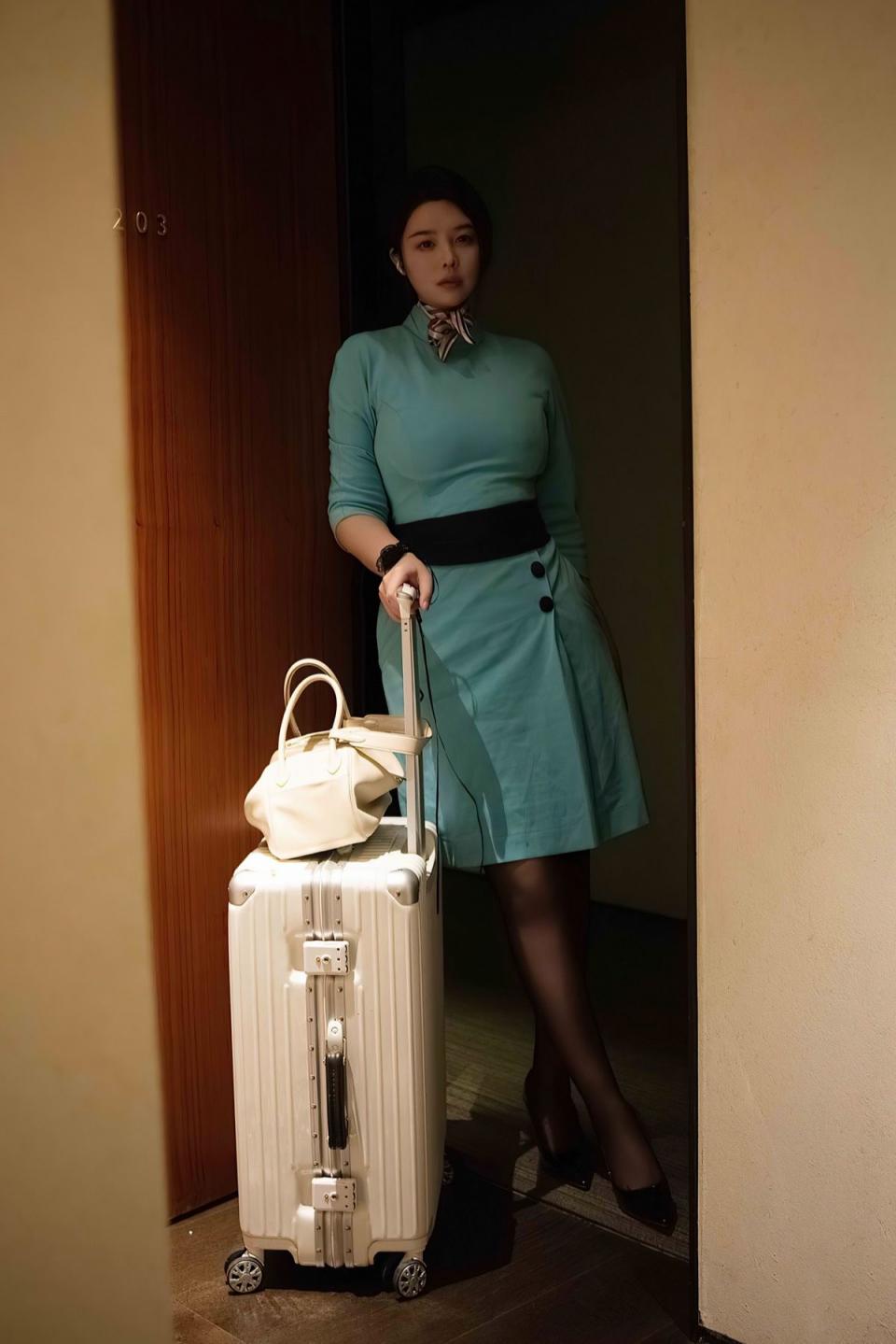 空姐女友下班了，瞧瞧她那迫不及待的樣子
