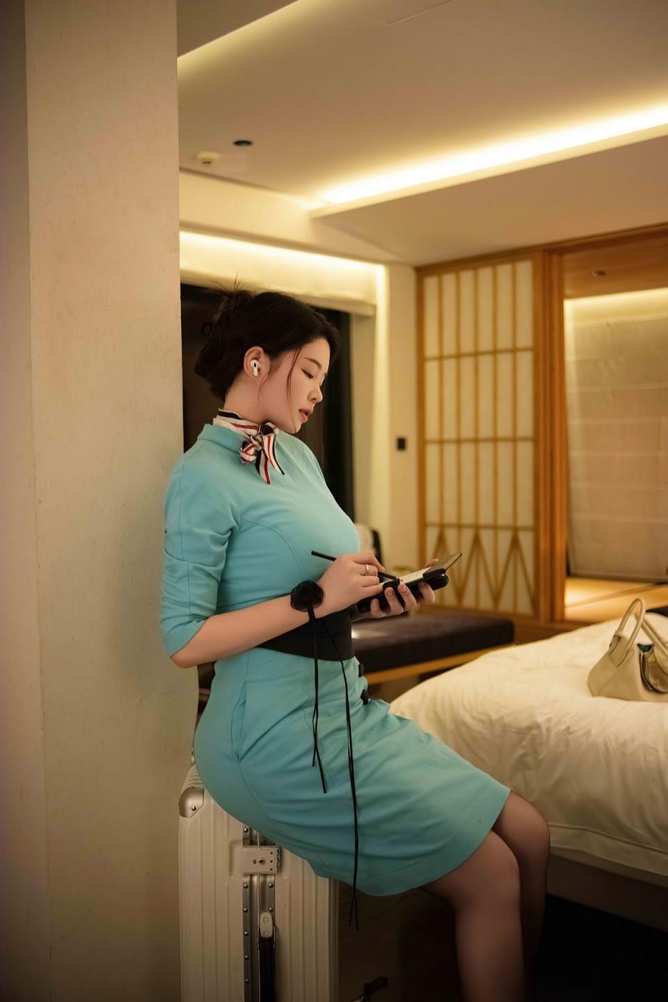 空姐女友下班了，瞧瞧她那迫不及待的樣子