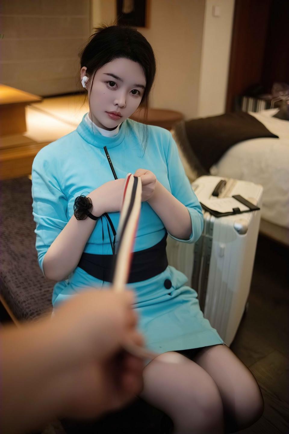 空姐女友下班了，瞧瞧她那迫不及待的樣子