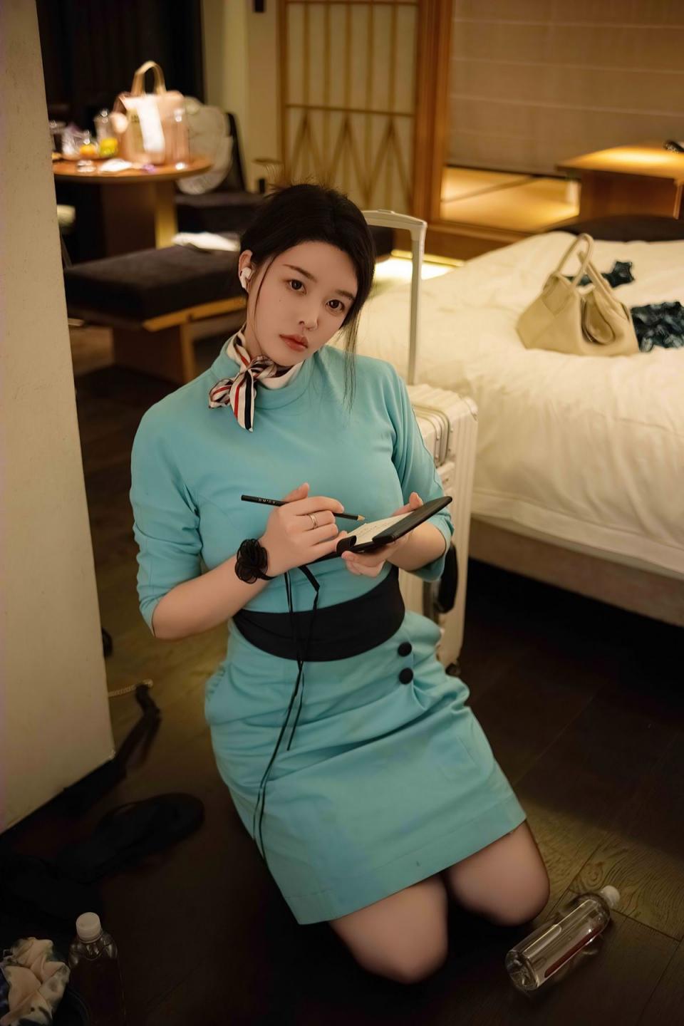 空姐女友下班了，瞧瞧她那迫不及待的樣子