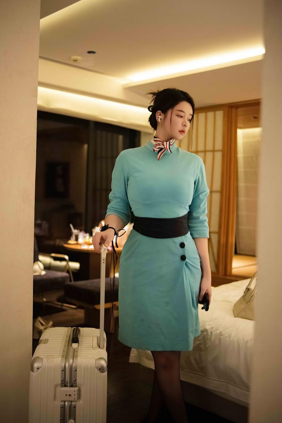 空姐女友下班了，瞧瞧她那迫不及待的樣子