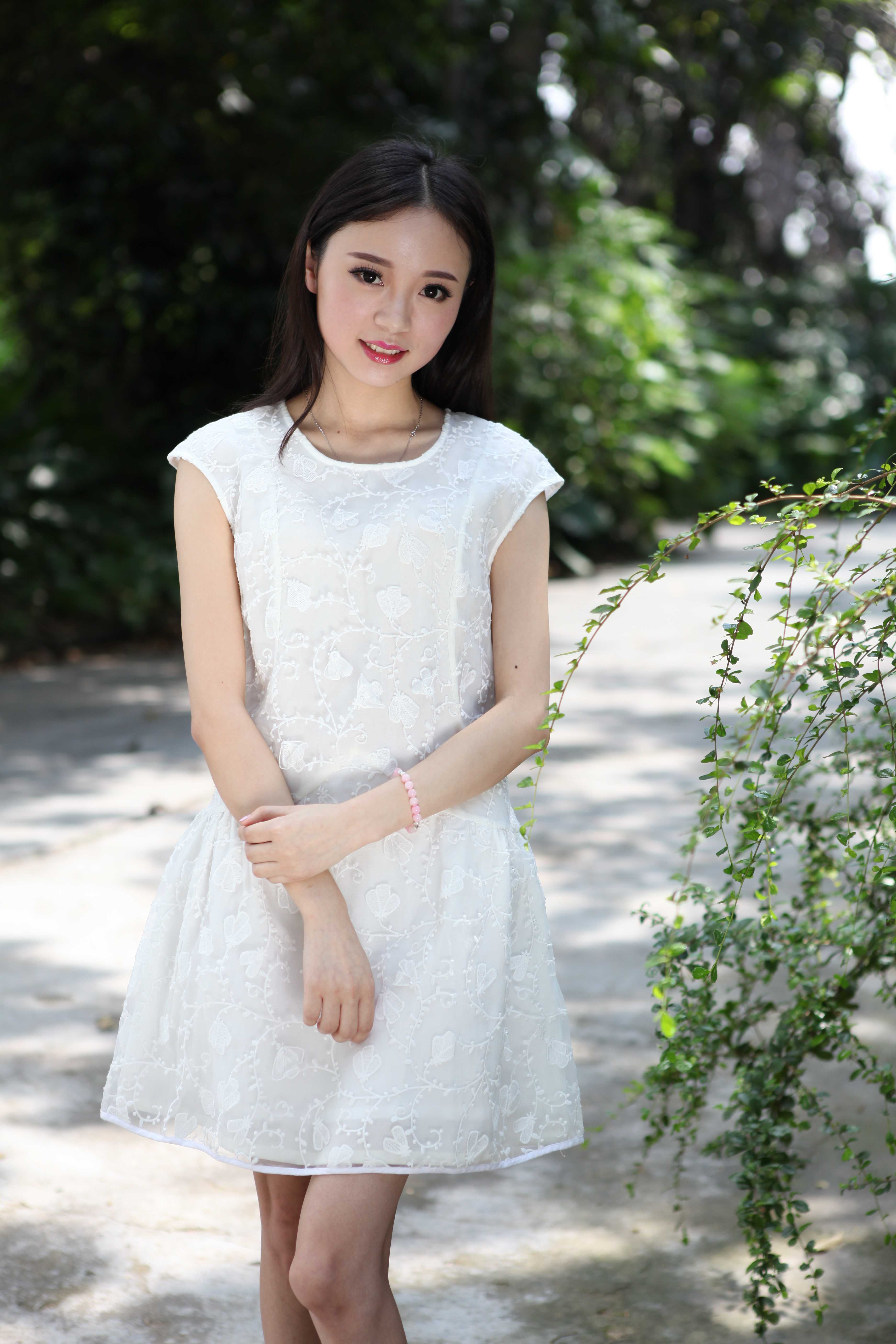 超可愛鮮嫩的白裙妹子
