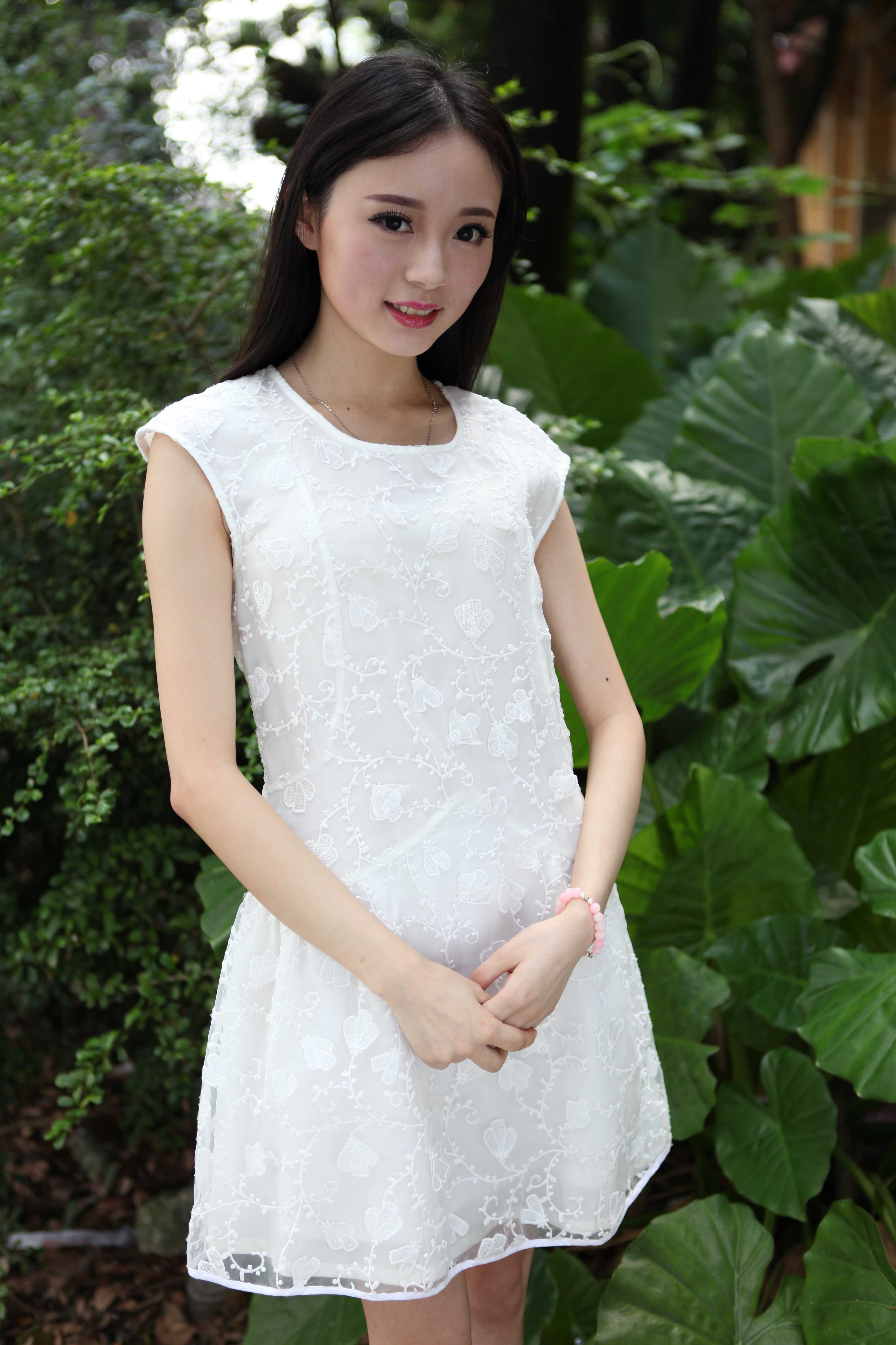 超可愛鮮嫩的白裙妹子