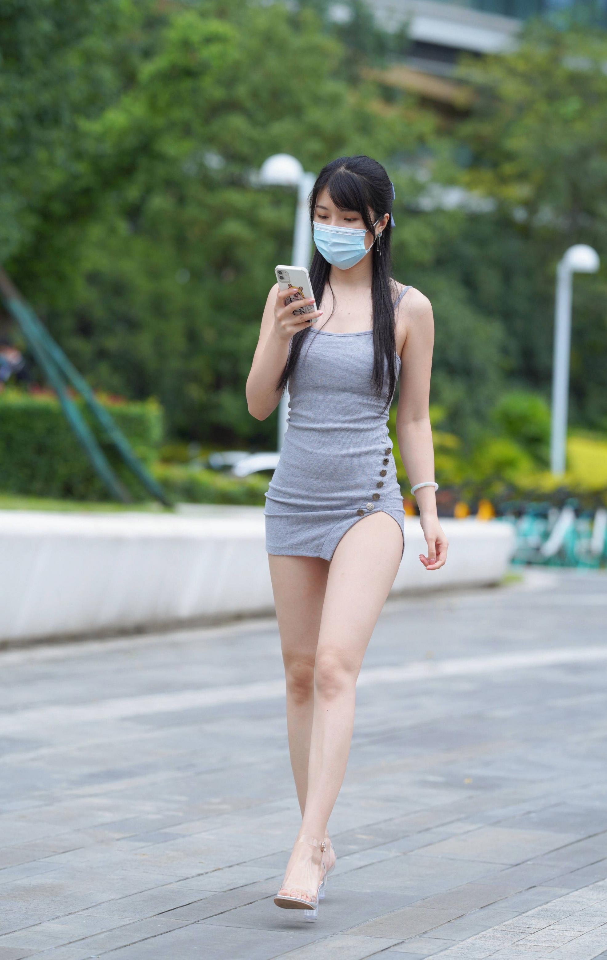剛剛下班的美女，短裙秀出美腿。