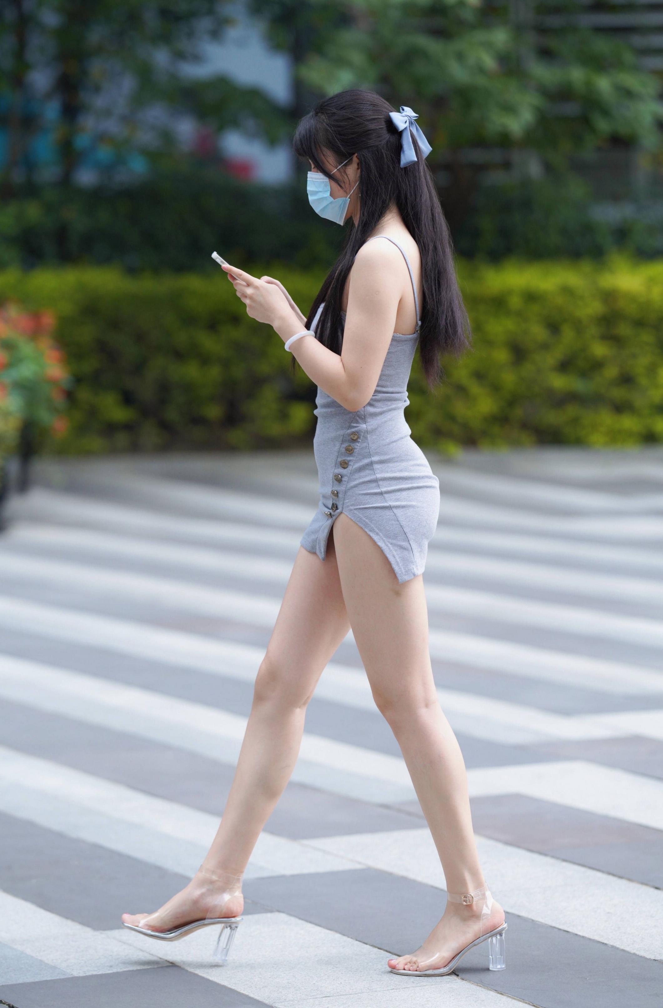 剛剛下班的美女，短裙秀出美腿。
