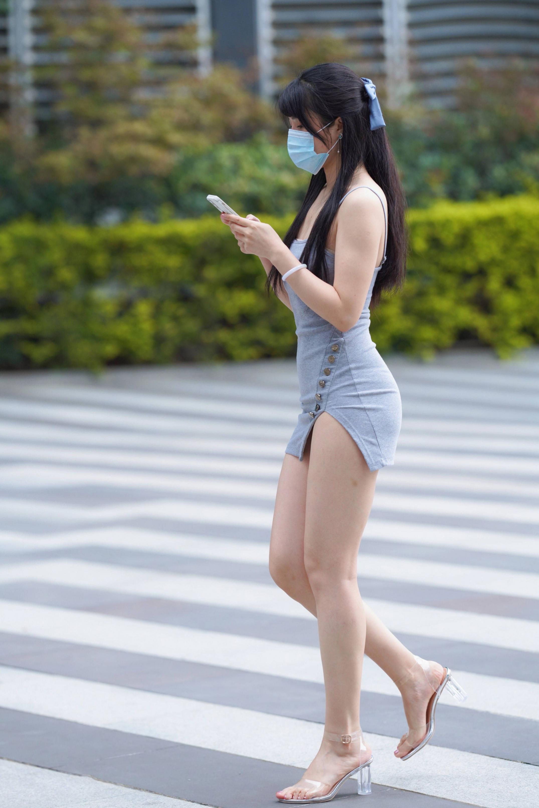 剛剛下班的美女，短裙秀出美腿。