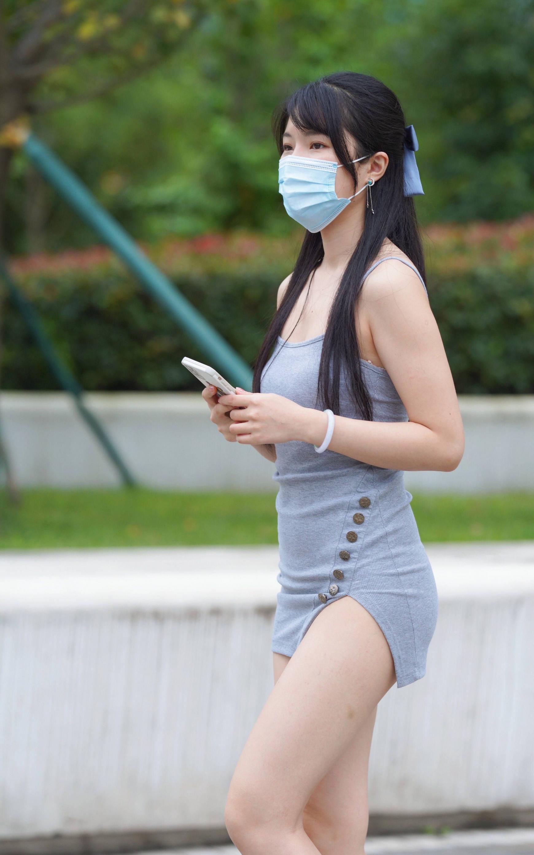 剛剛下班的美女，短裙秀出美腿。