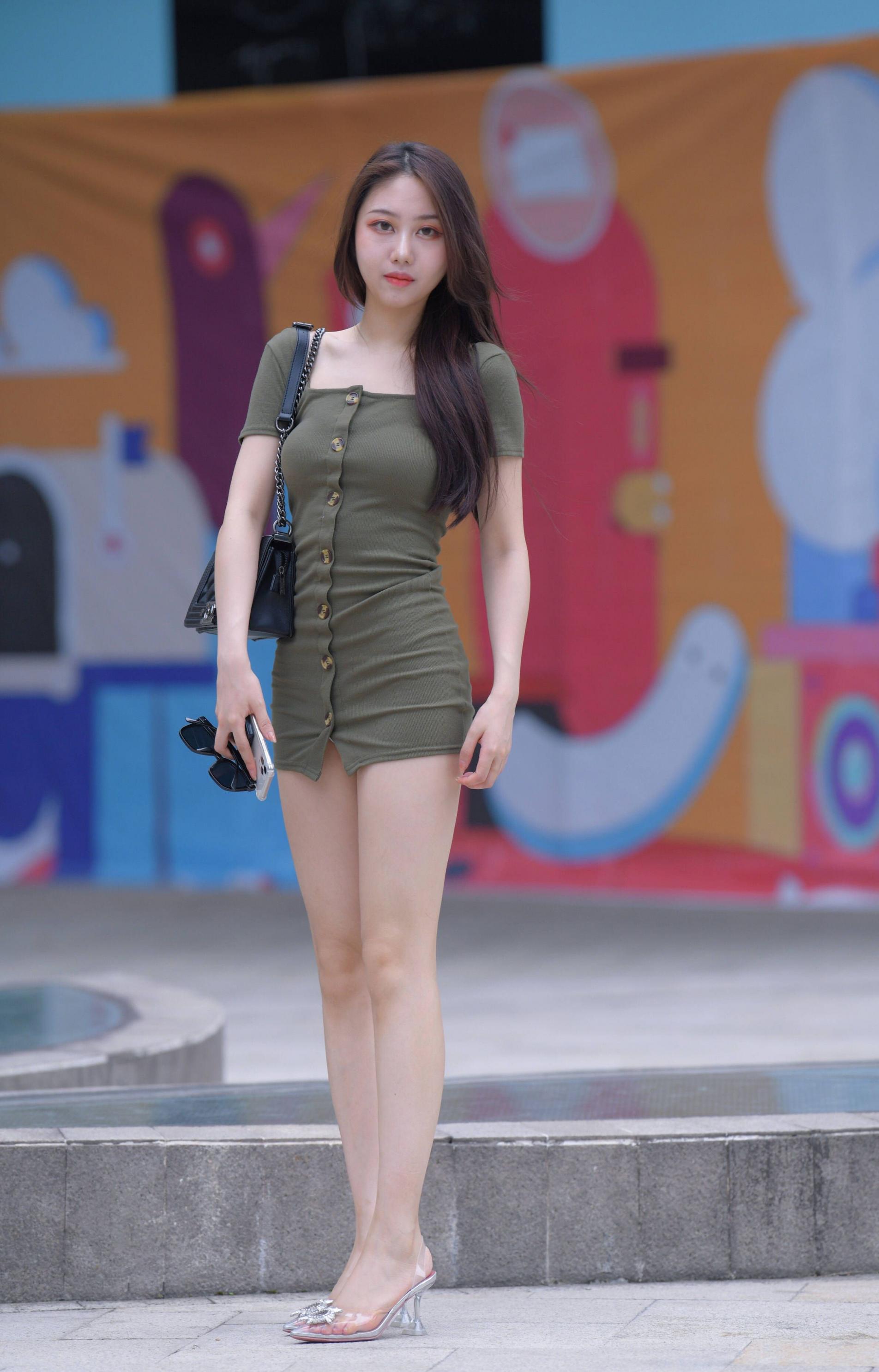 剛剛下班的美女，短裙秀出美腿。