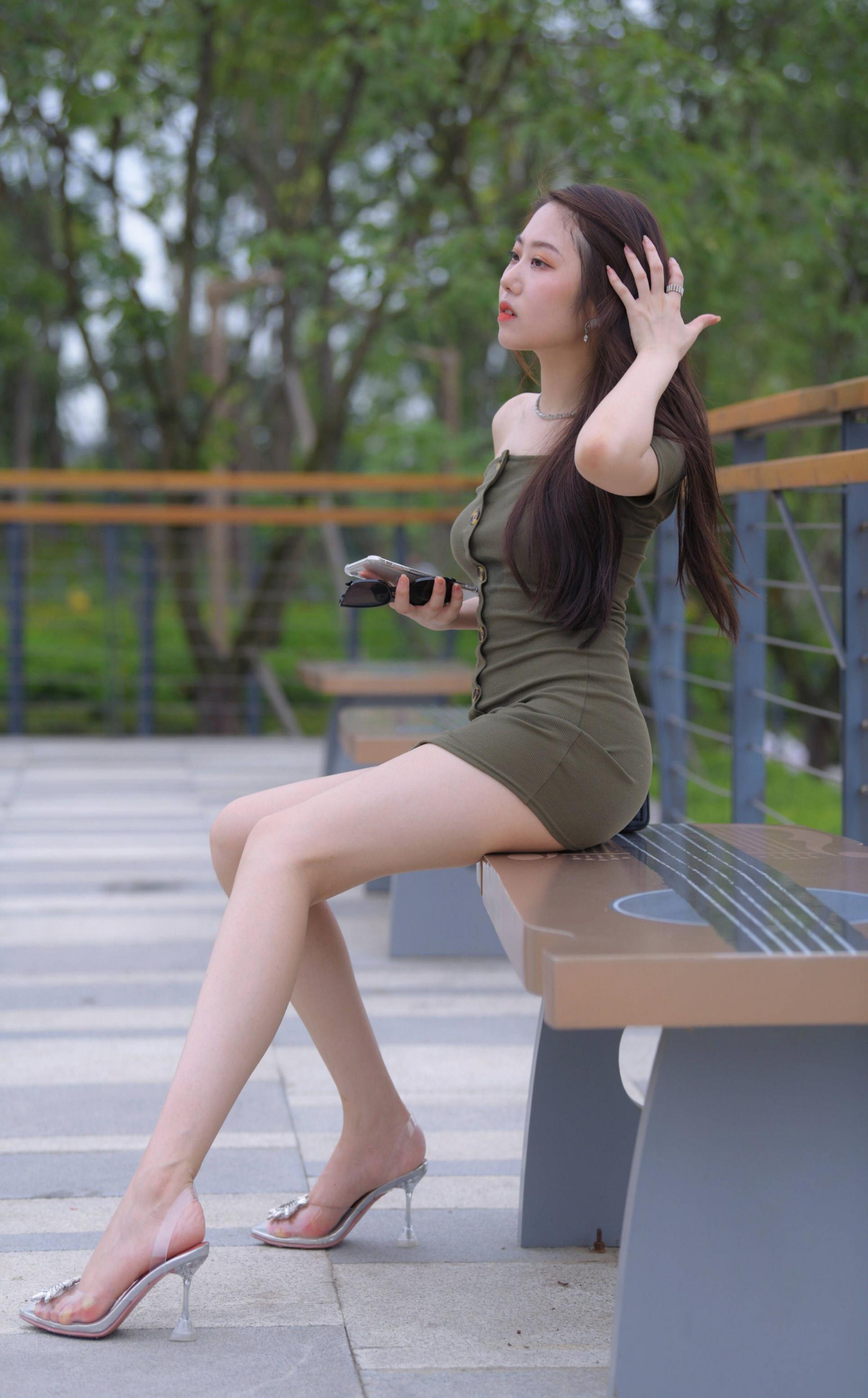 剛剛下班的美女，短裙秀出美腿。