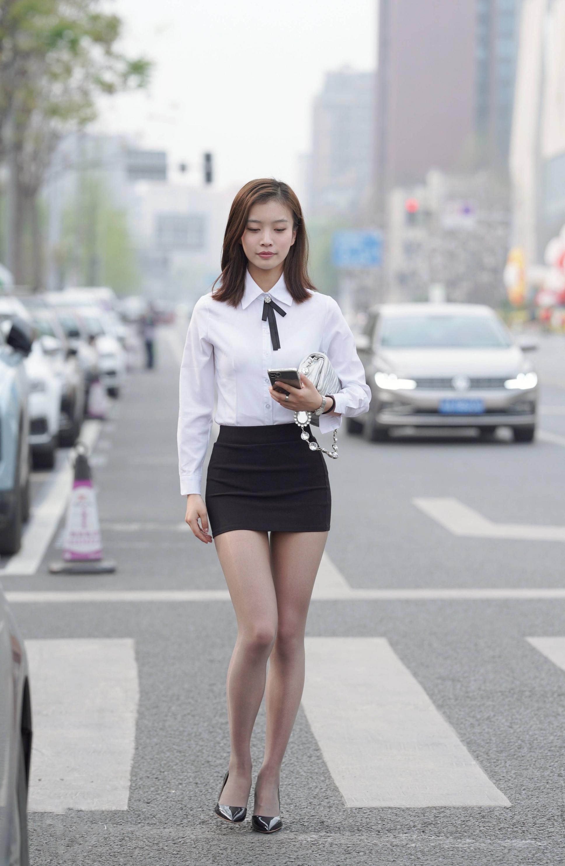 剛剛下班的美女，短裙秀出美腿。