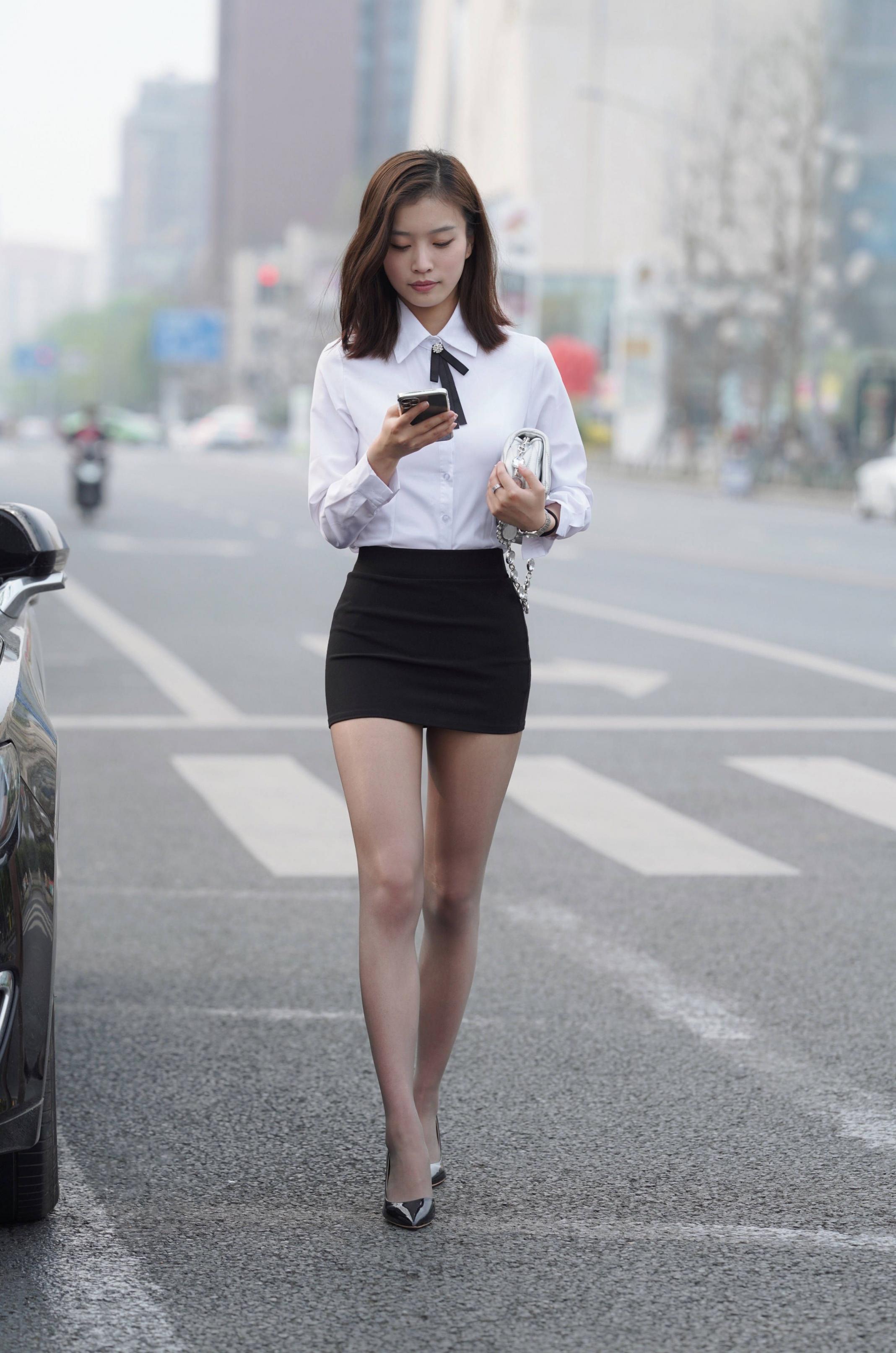 剛剛下班的美女，短裙秀出美腿。