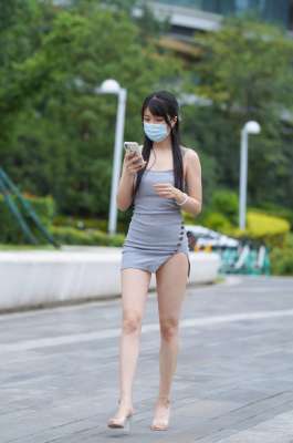 剛剛下班的美女，短裙秀出美腿。