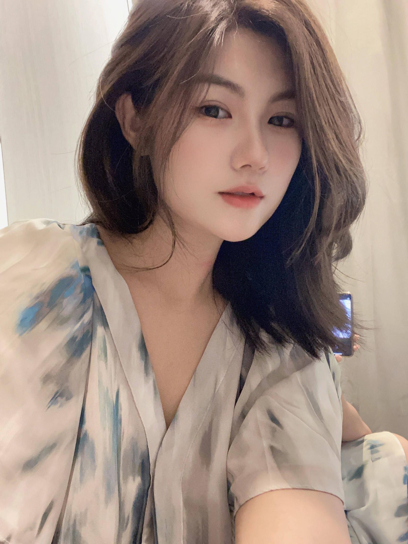 發(fā)點漂亮的小姐姐? 越看越美