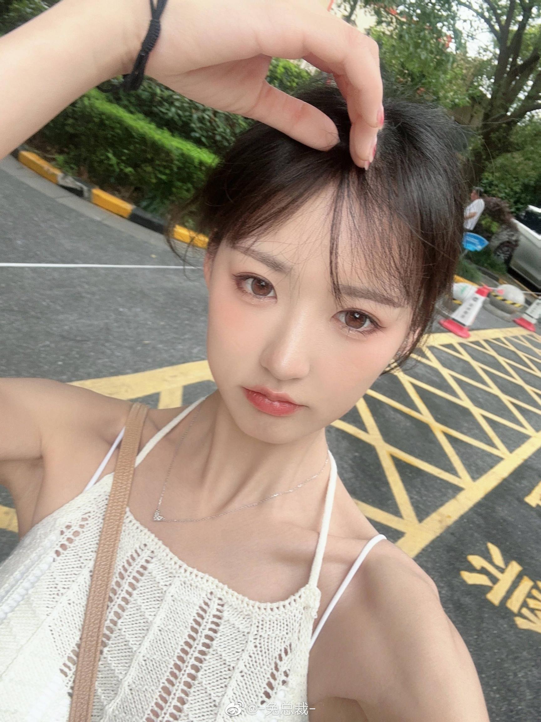 發(fā)點漂亮的小姐姐? 越看越美