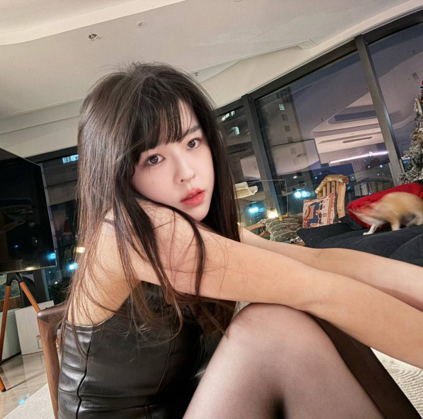 發(fā)點漂亮的小姐姐? 越看越美