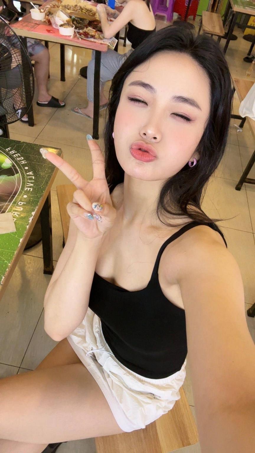 發(fā)點漂亮的小姐姐? 越看越美