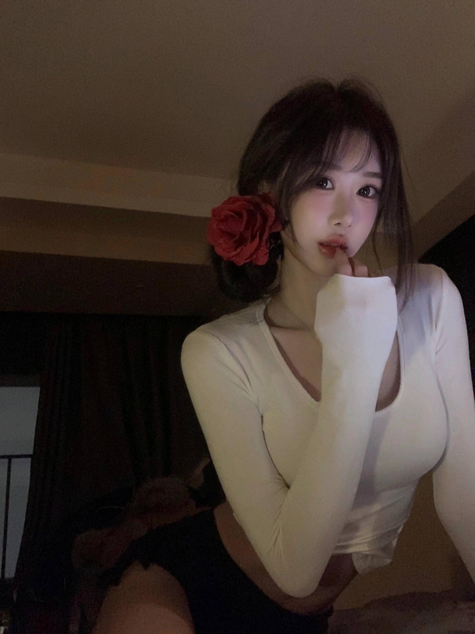發(fā)點漂亮的小姐姐? 越看越美