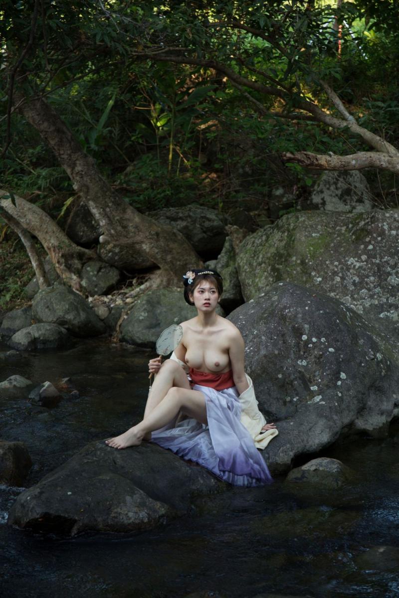 好想來場野戰(zhàn)啊 妹子太白嫩了
