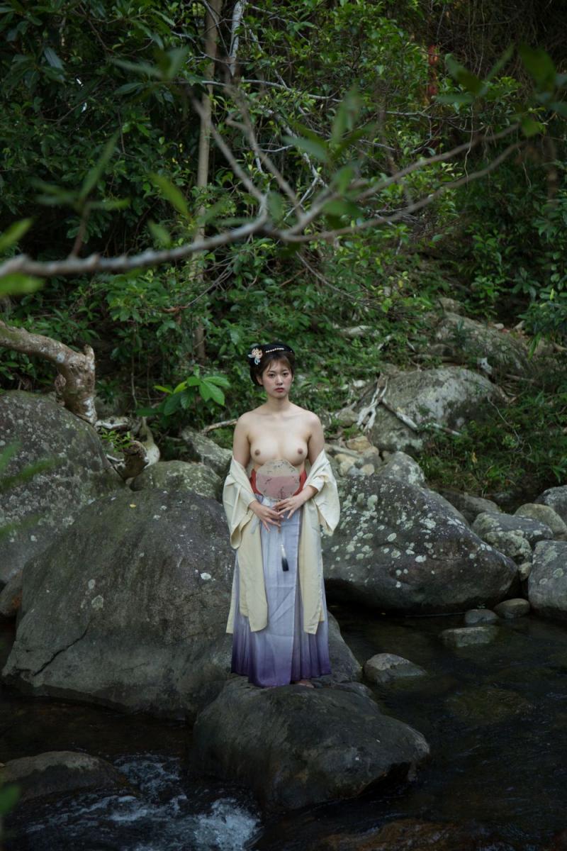 好想來場野戰(zhàn)啊 妹子太白嫩了