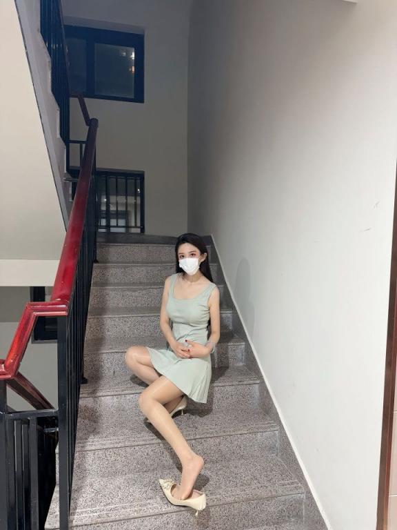 滿大街都是白花花的大腿,晃眼