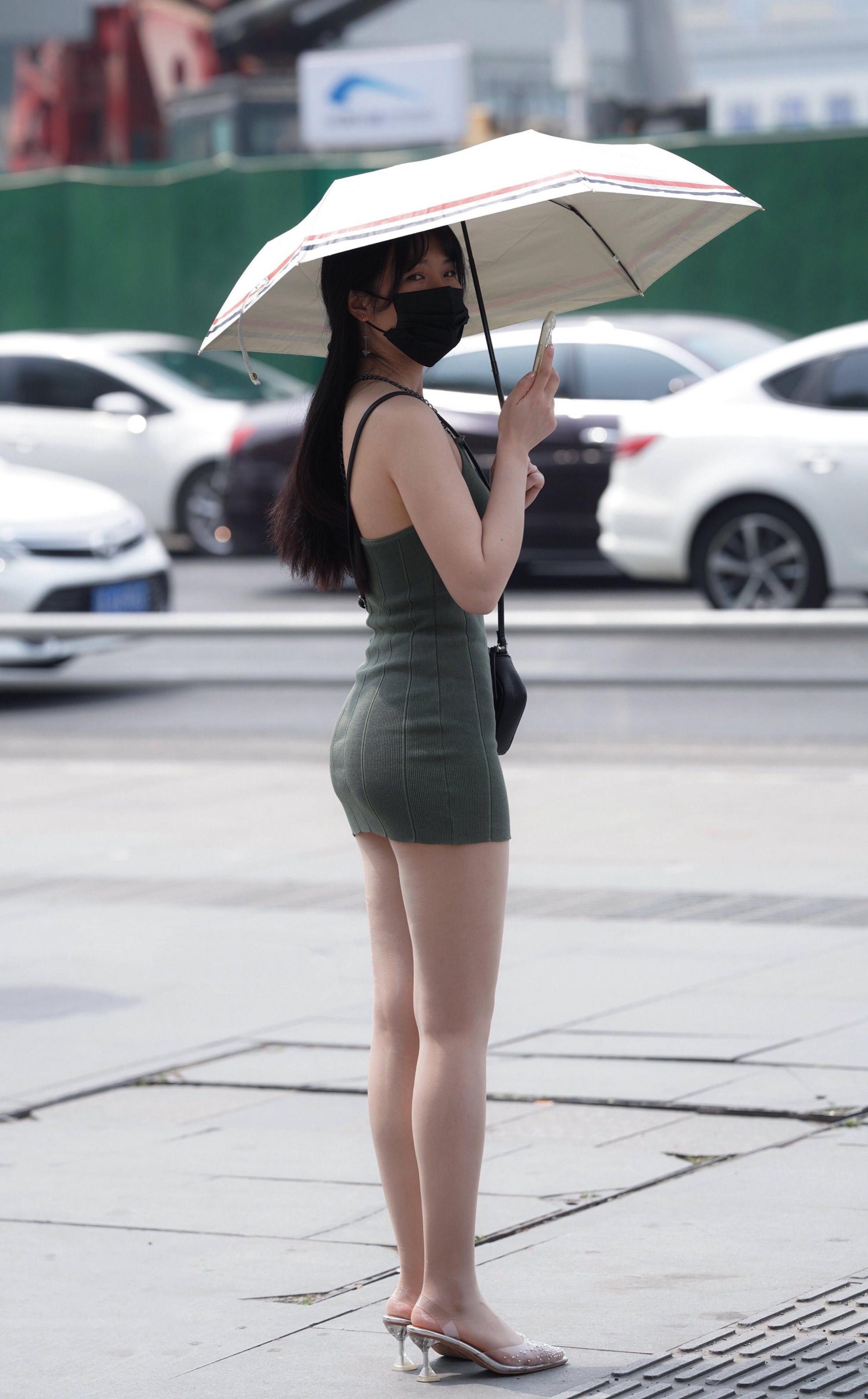 忍不住 ，好想摸她的腿