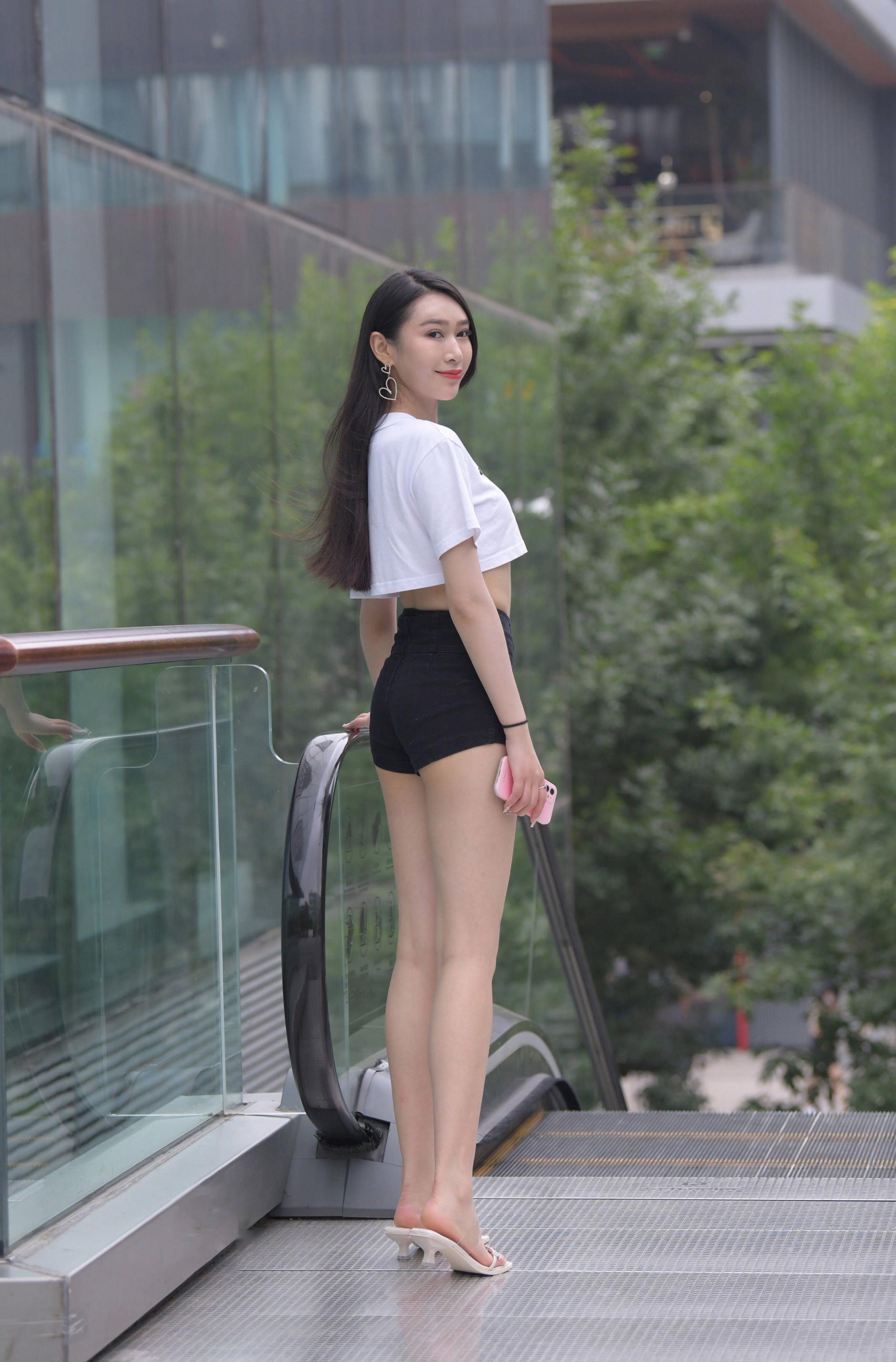 少婦豐滿(mǎn)的身材? 實(shí)在是誘人?