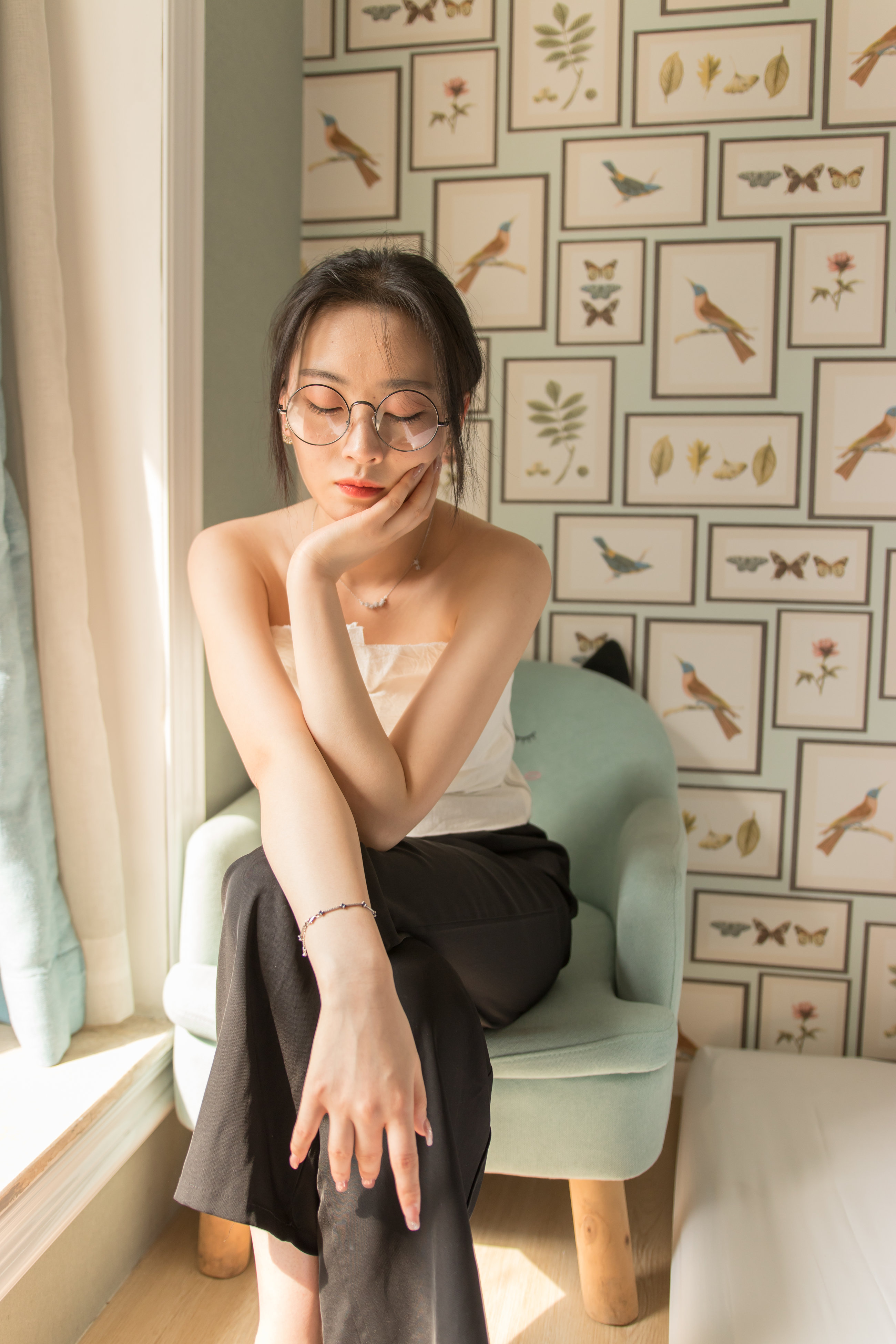 眼鏡妹子看上去就是騷
