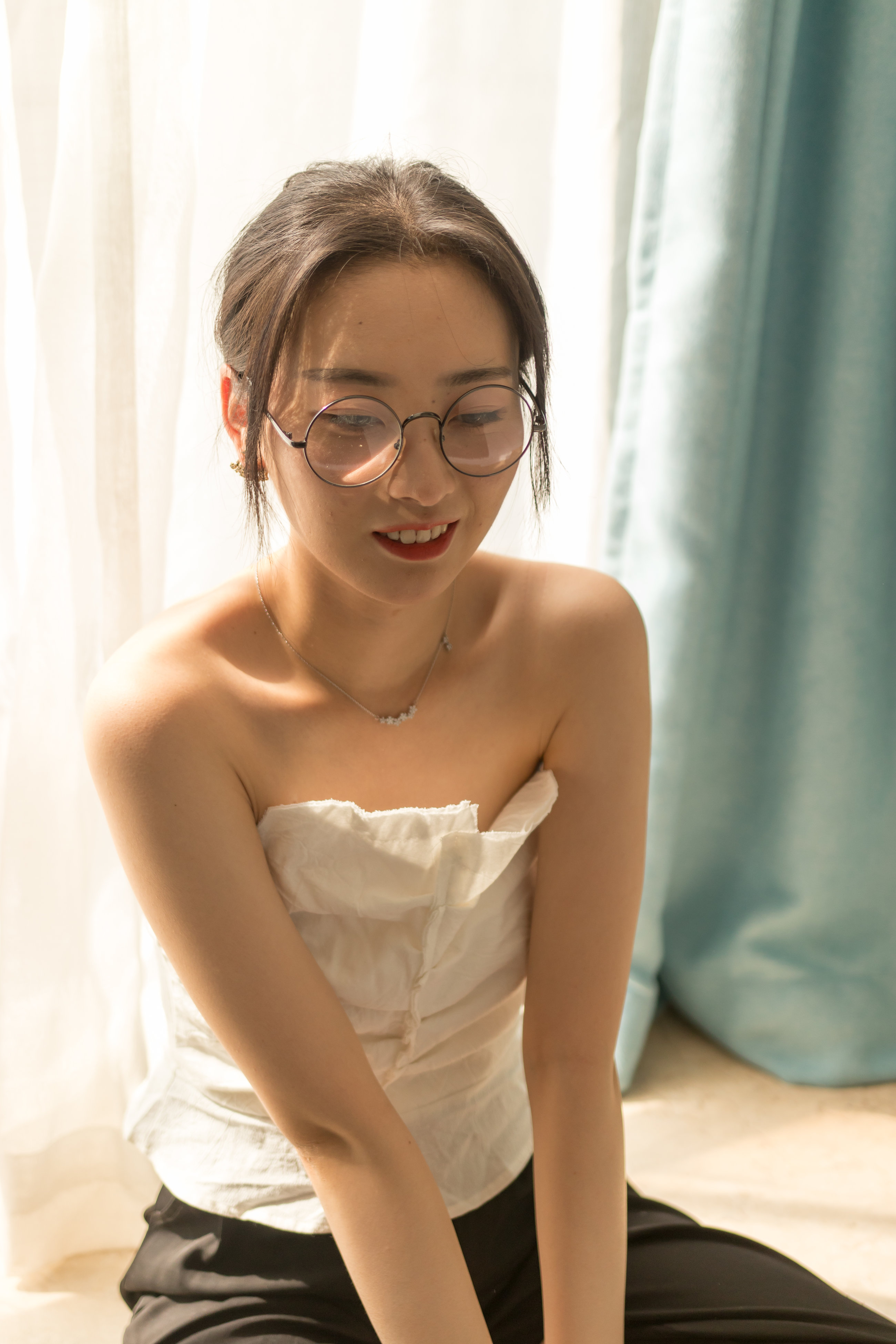 眼鏡妹子看上去就是騷
