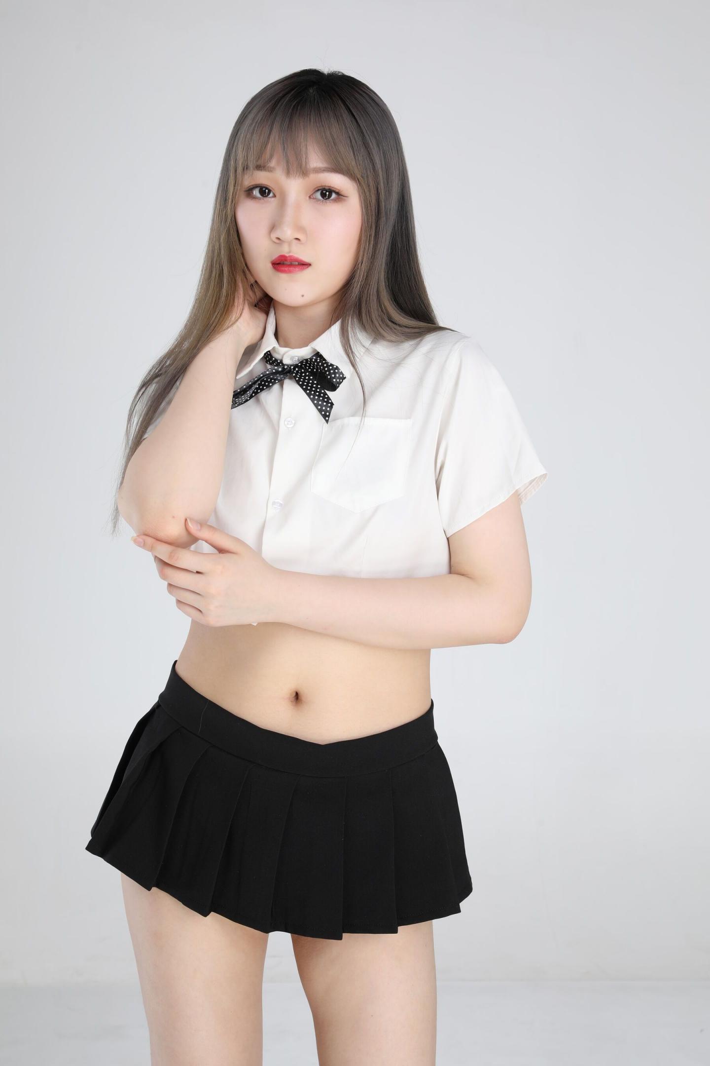 超級(jí)白嫩的圓臉小姐姐