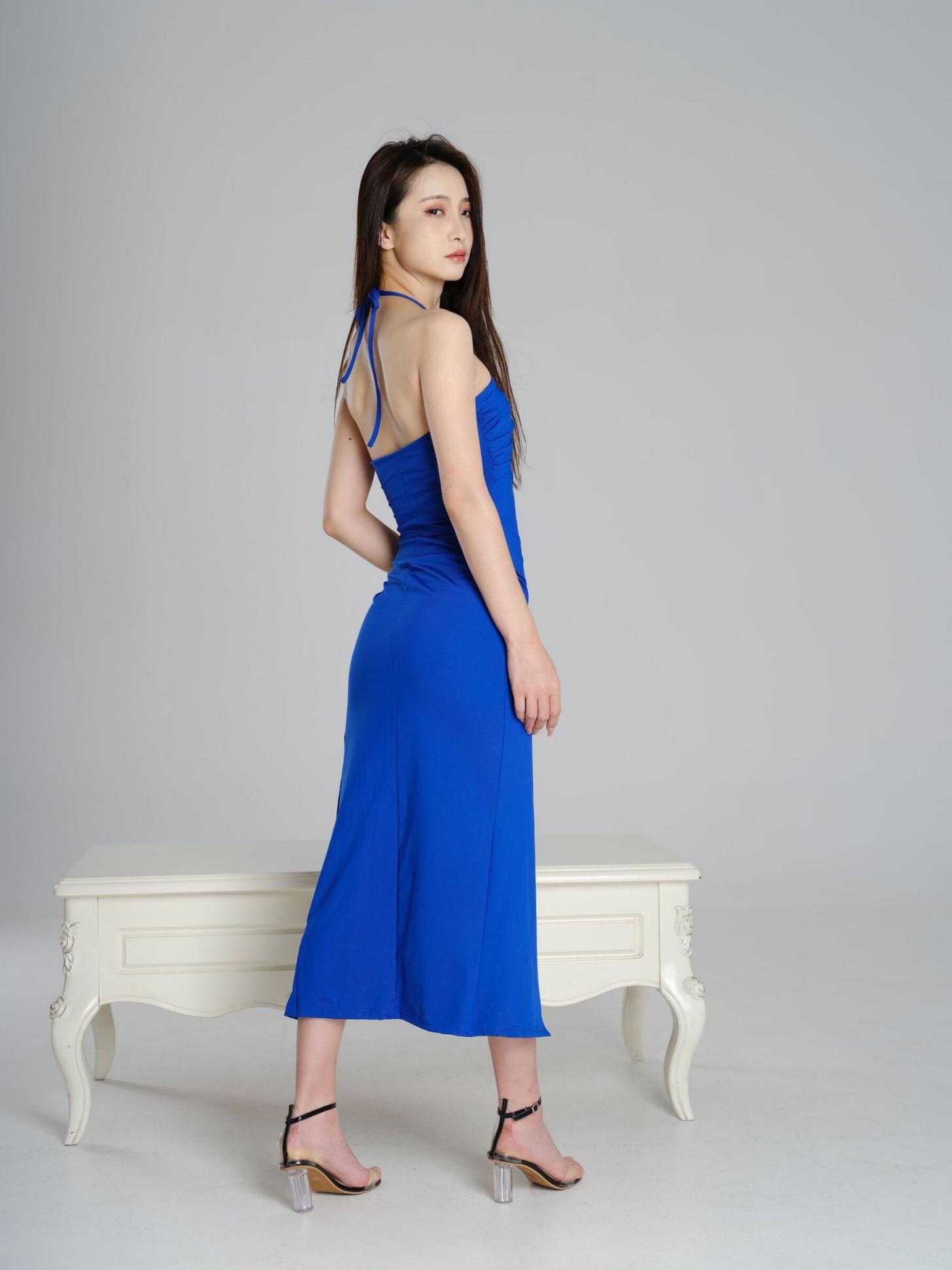 氣質(zhì)很好的藍(lán)裙妹子