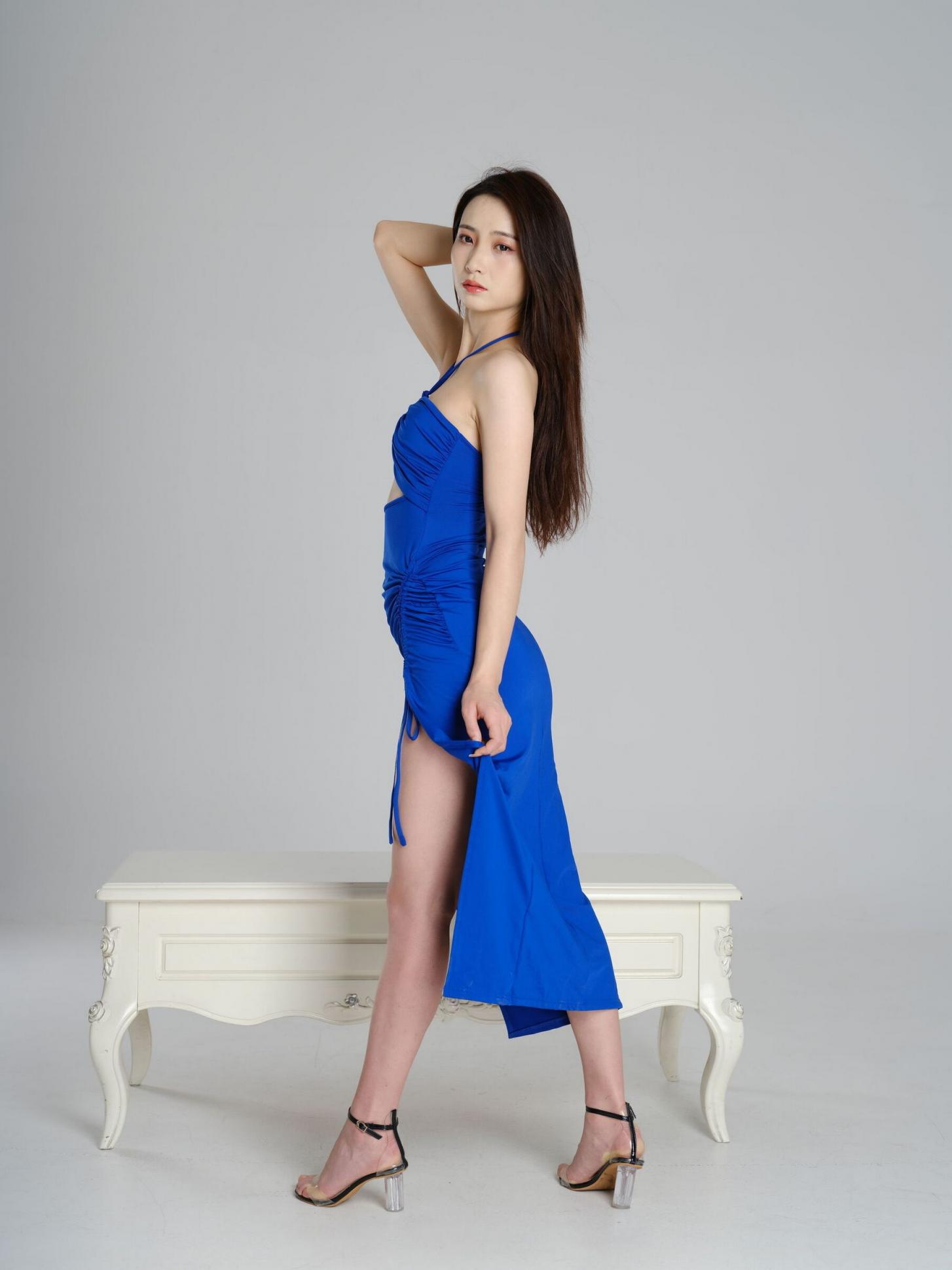 氣質(zhì)很好的藍(lán)裙妹子