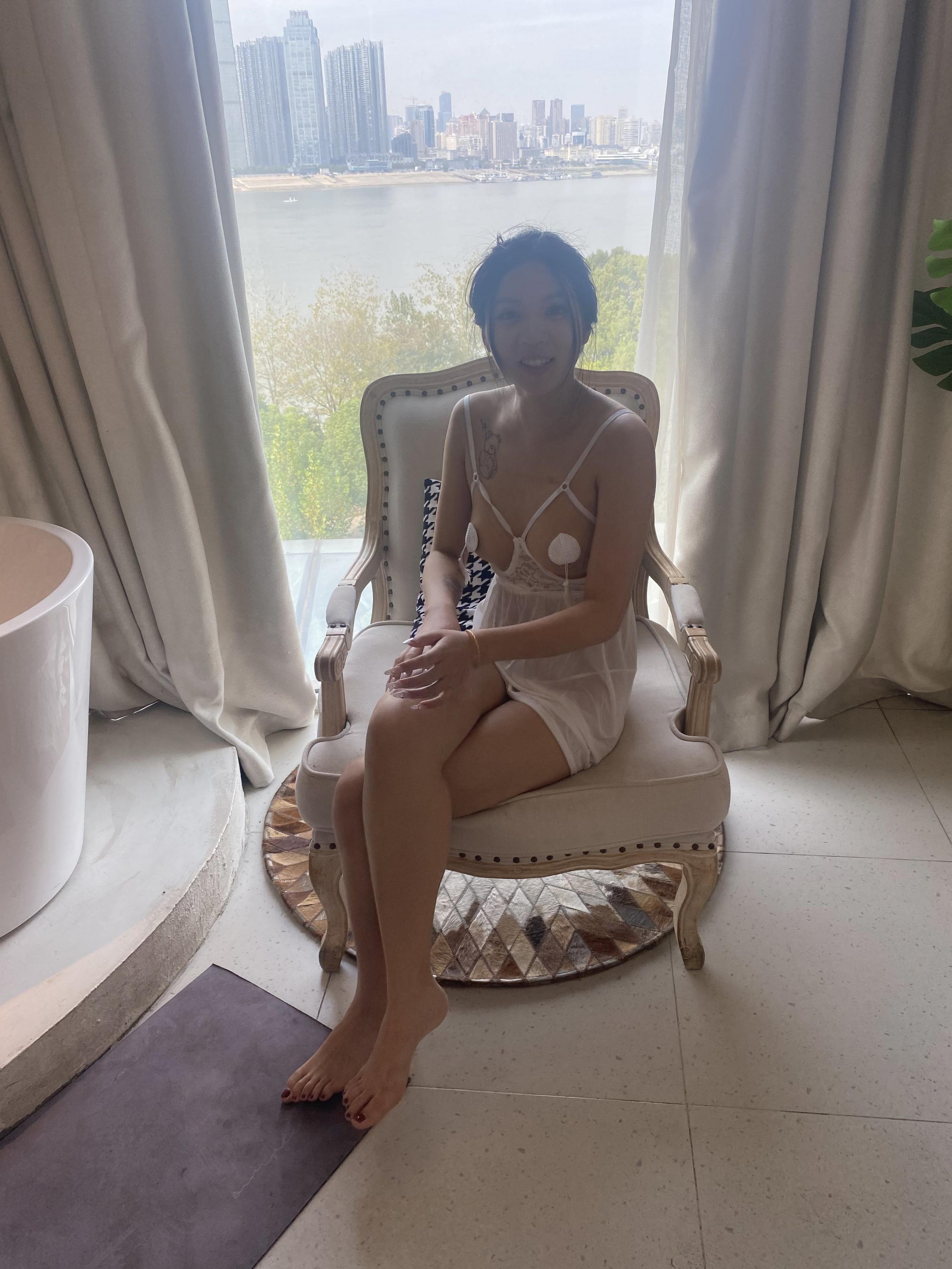 良家大屁股妹子看上去是自愿的