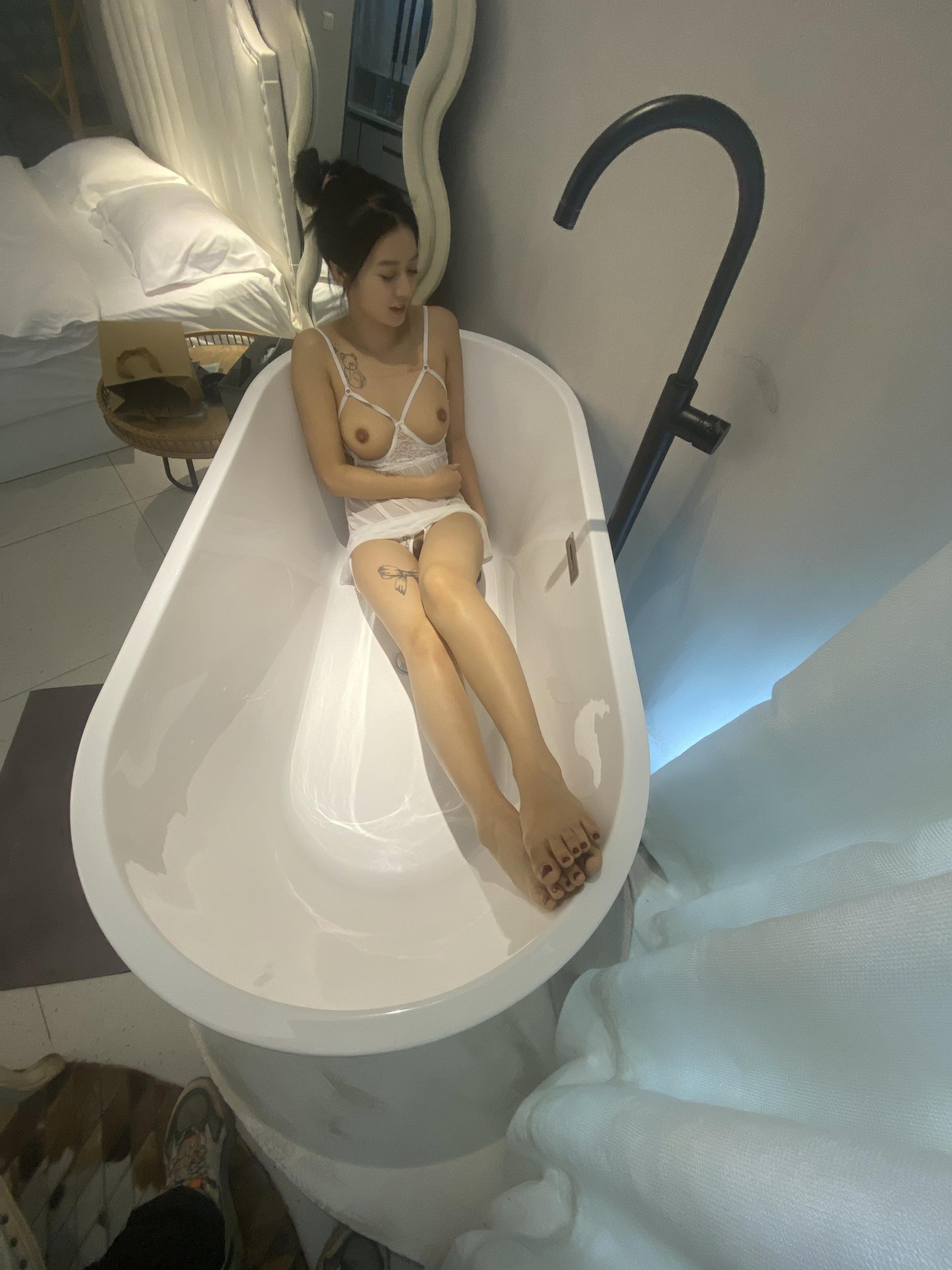 浴缸中的極品白嫩尤物