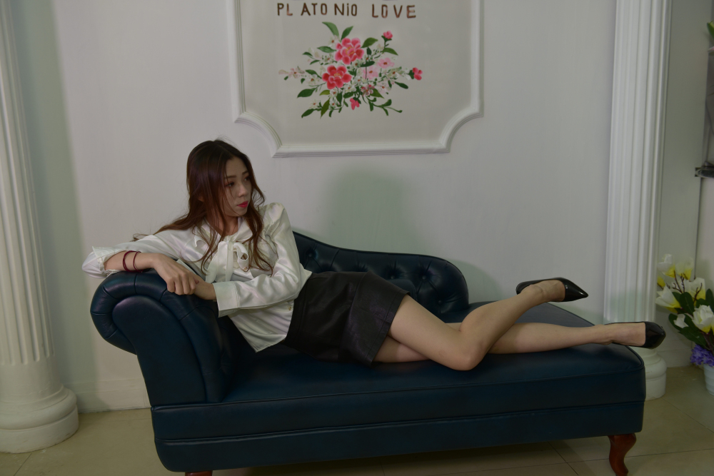 高跟美腿OL制服妹子還挺誘人