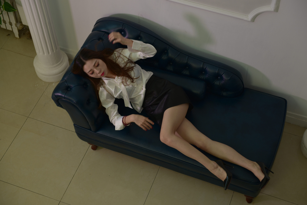高跟美腿OL制服妹子還挺誘人